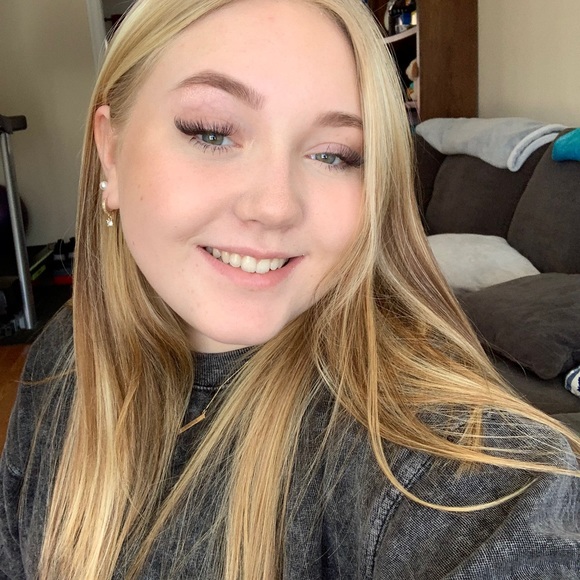 Meet your Posher, Lora’s - Picture 1 of 1